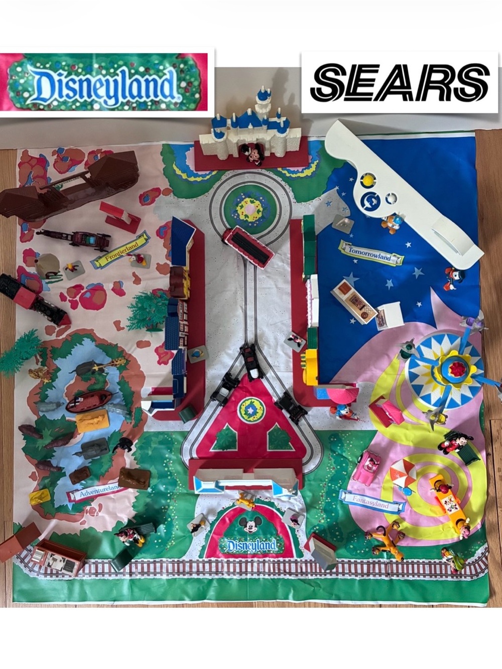 Vintage Disneyland Playset SEARS 1988 
Mat w/buildings,figures. Complete +extras